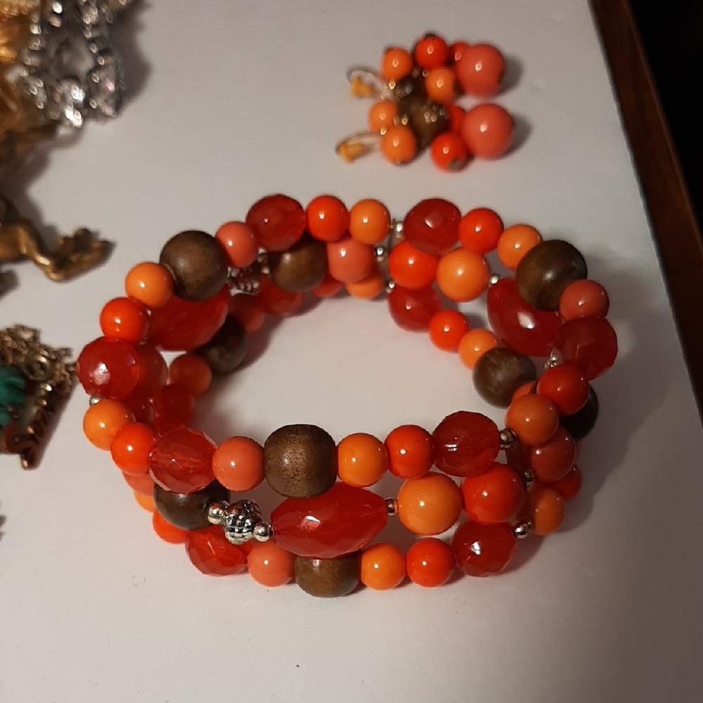 Vibrant Vintage 1960's Orange, Brown & Red Beaded Bracelet & Dangle Earrings Set